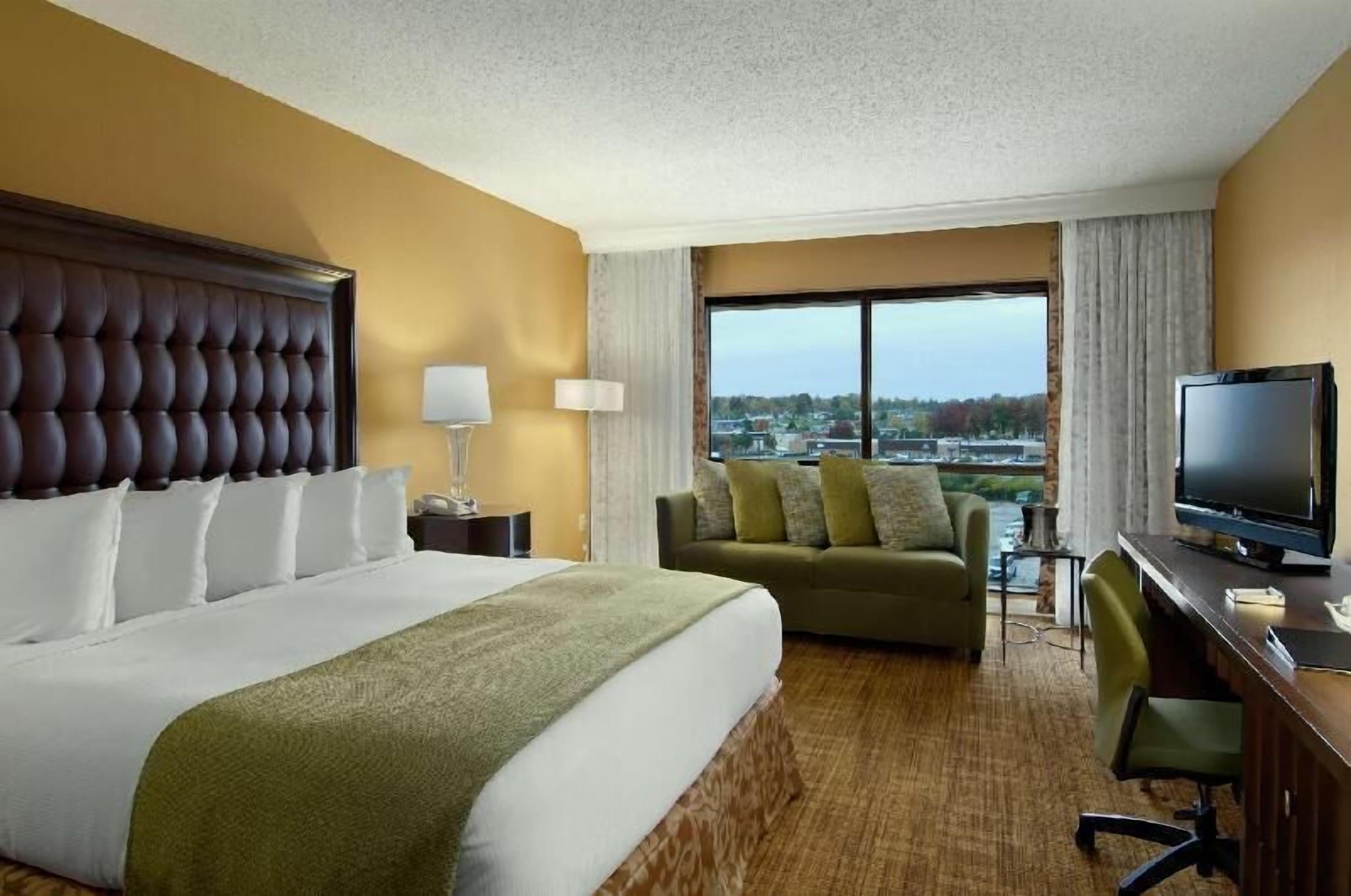 Hypo-allergenic bedding, in-room safe, desk, blackout drapes