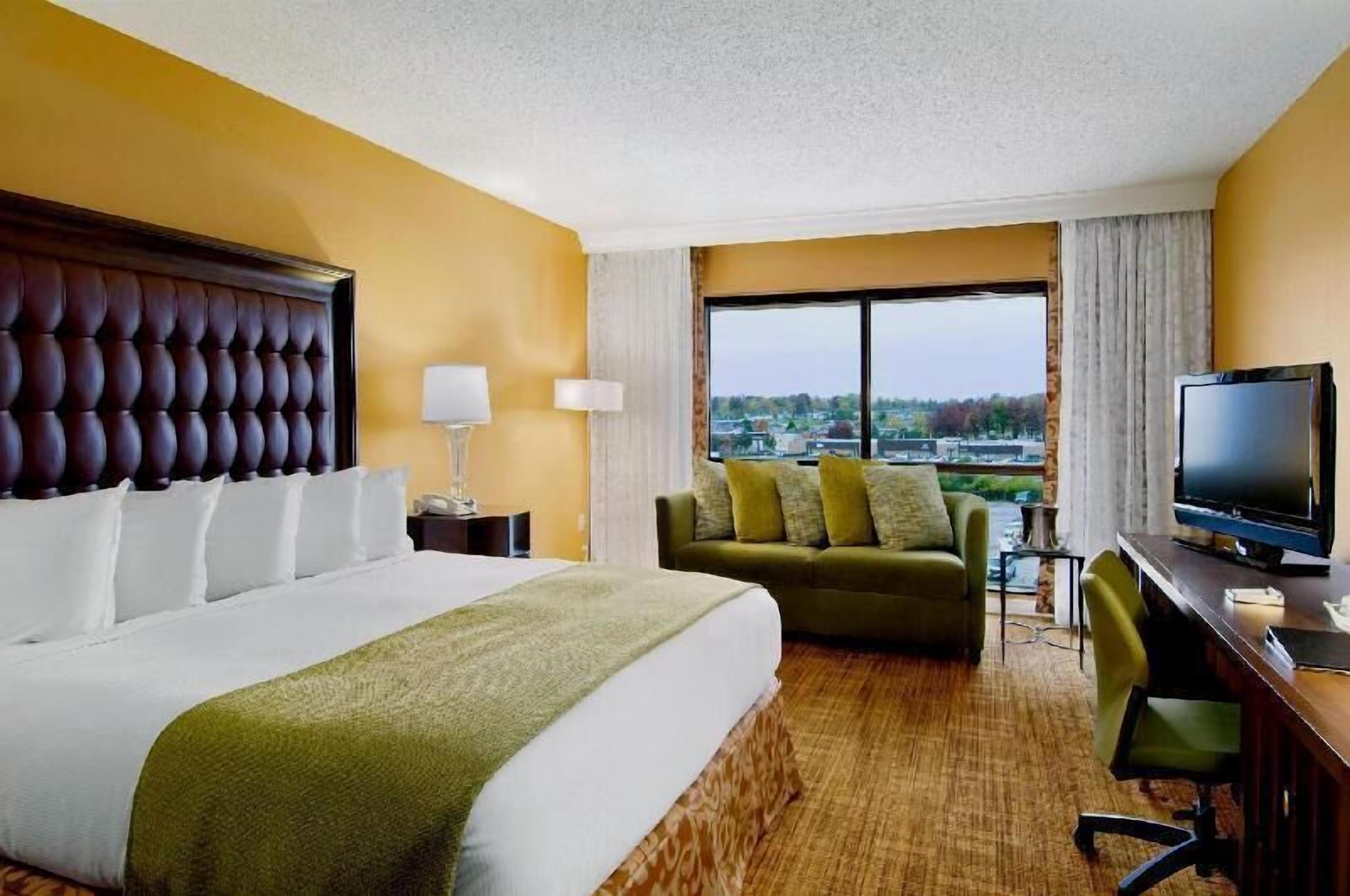 Hypo-allergenic bedding, in-room safe, desk, blackout drapes