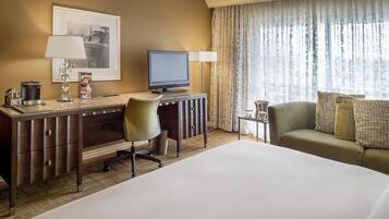 Ropa de cama hipoalergénica y caja de seguridad en la habitación