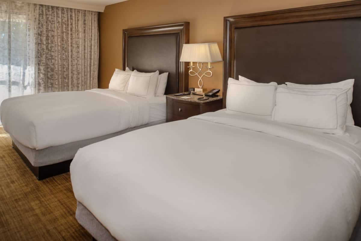 Hypo-allergenic bedding, in-room safe, desk, blackout drapes