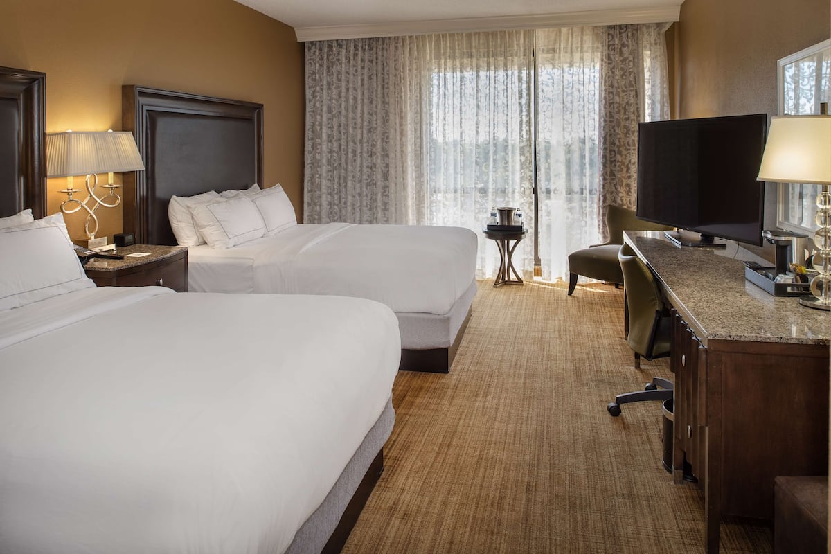 Hypo-allergenic bedding, in-room safe, desk, blackout drapes