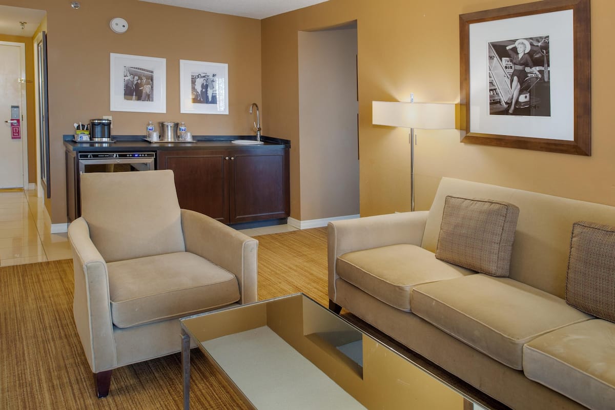 Suite Deluxe, 1 trÚs grand lit (with Sitting Area) | Aire de séjour | Téléviseur ACL de 32 po avec télévision par cùble, téléviseur