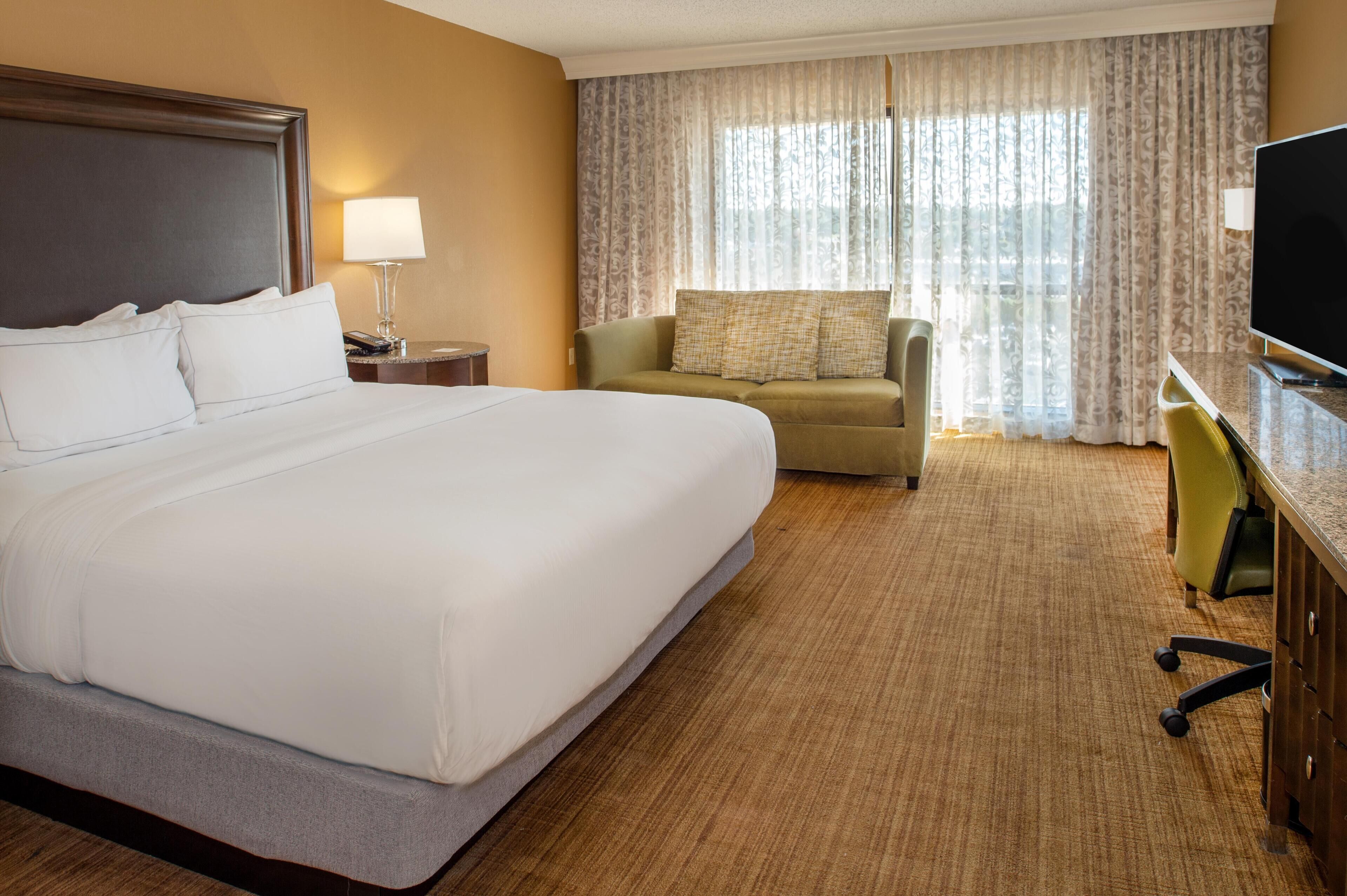 Chambre Deluxe, 1 très grand lit et 1 canapé-lit | Literie hypoallergénique, coffre-fort, bureau, rideaux d’obscurcissement