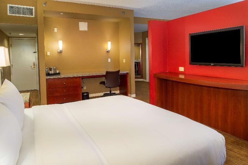 Hypo-allergenic bedding, in-room safe, desk, blackout drapes