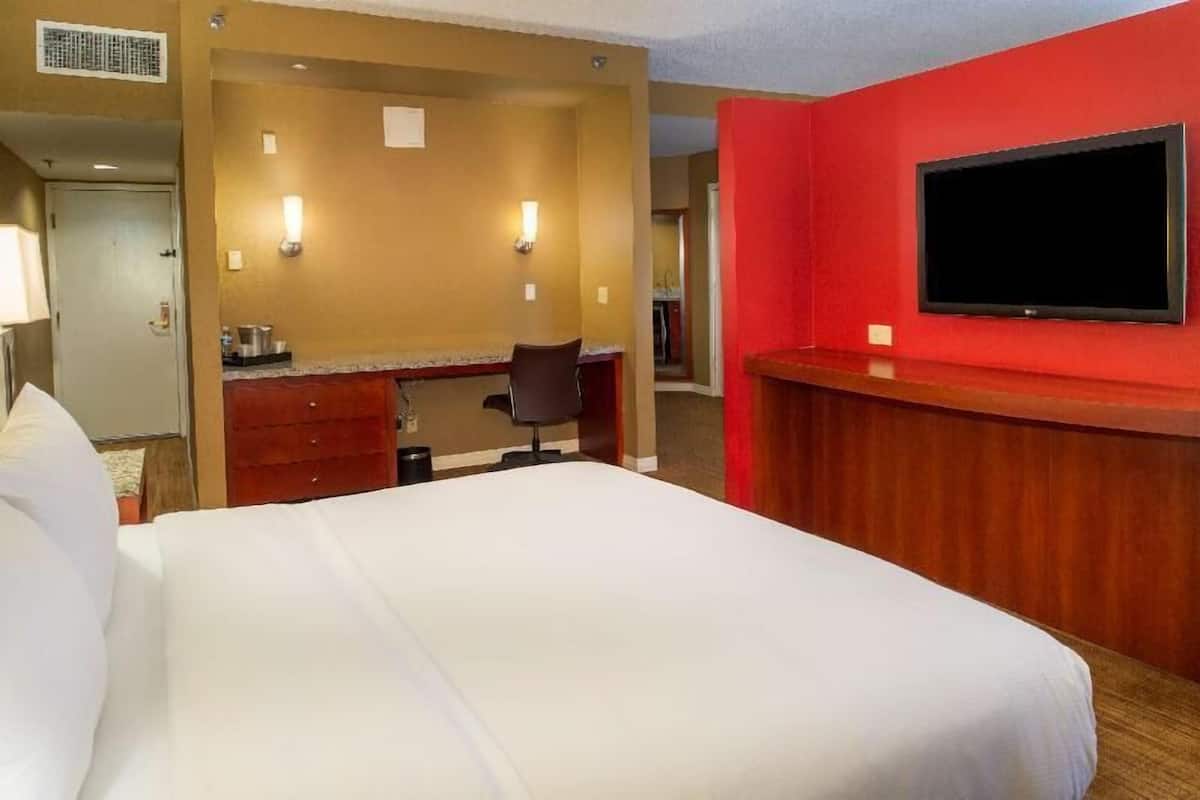 Hypo-allergenic bedding, in-room safe, desk, blackout drapes