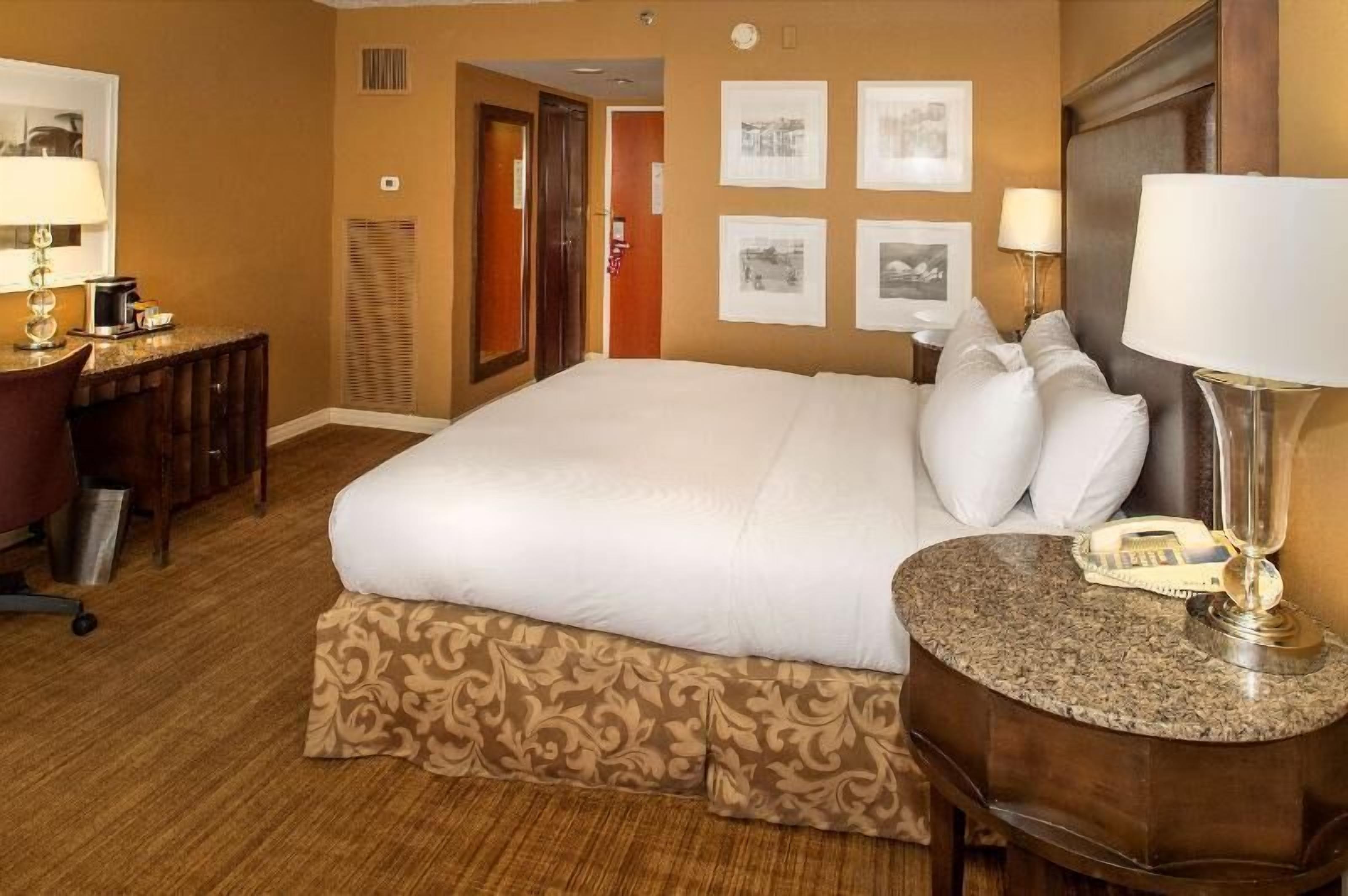 Hypo-allergenic bedding, in-room safe, desk, blackout drapes