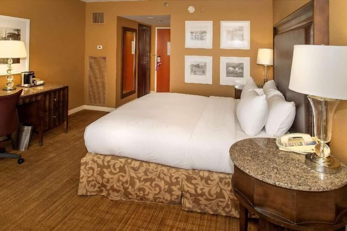 Hypo-allergenic bedding, in-room safe, desk, blackout drapes