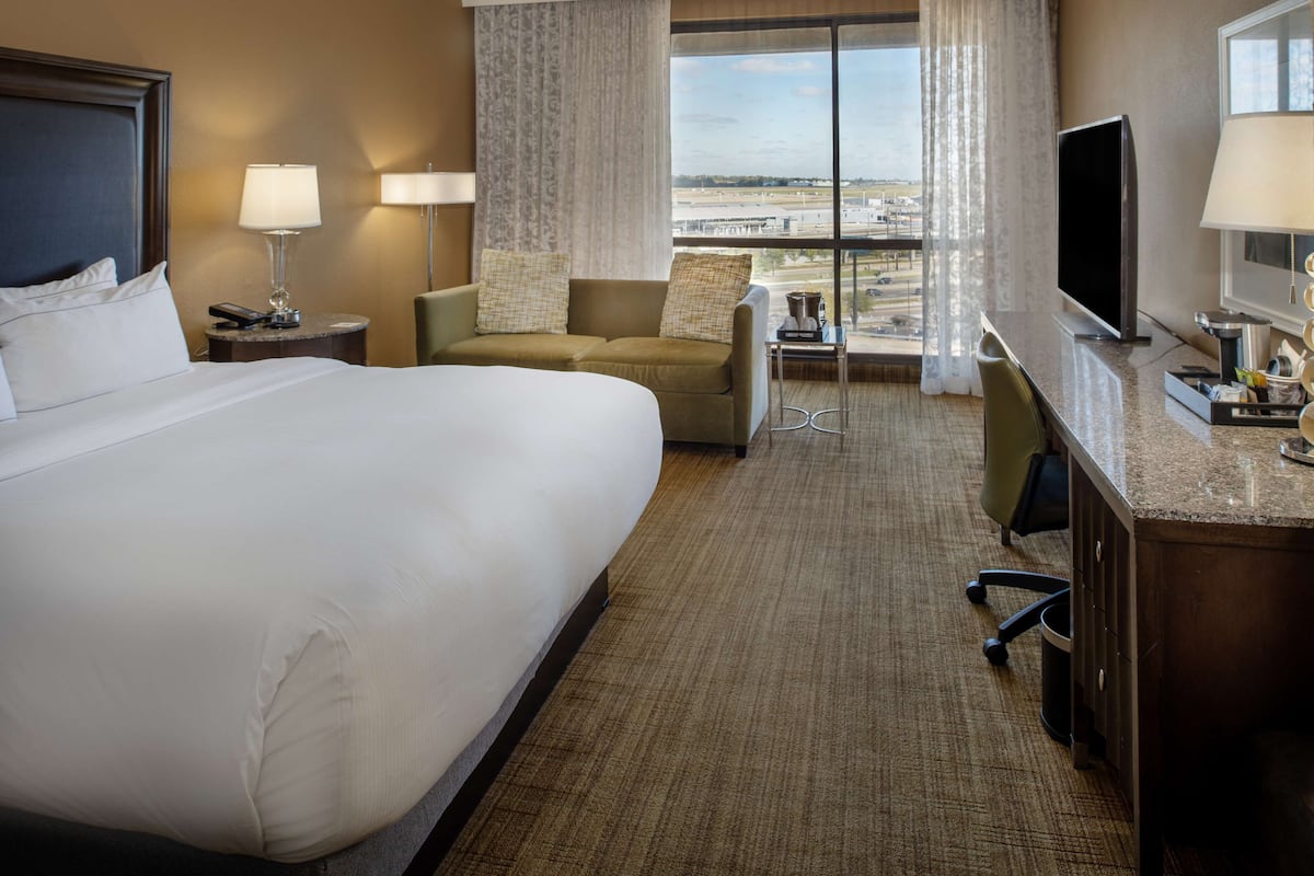 Room, 1 King Bed, Airport View | Hypo-allergenic bedding, in-room safe, desk, blackout curtains