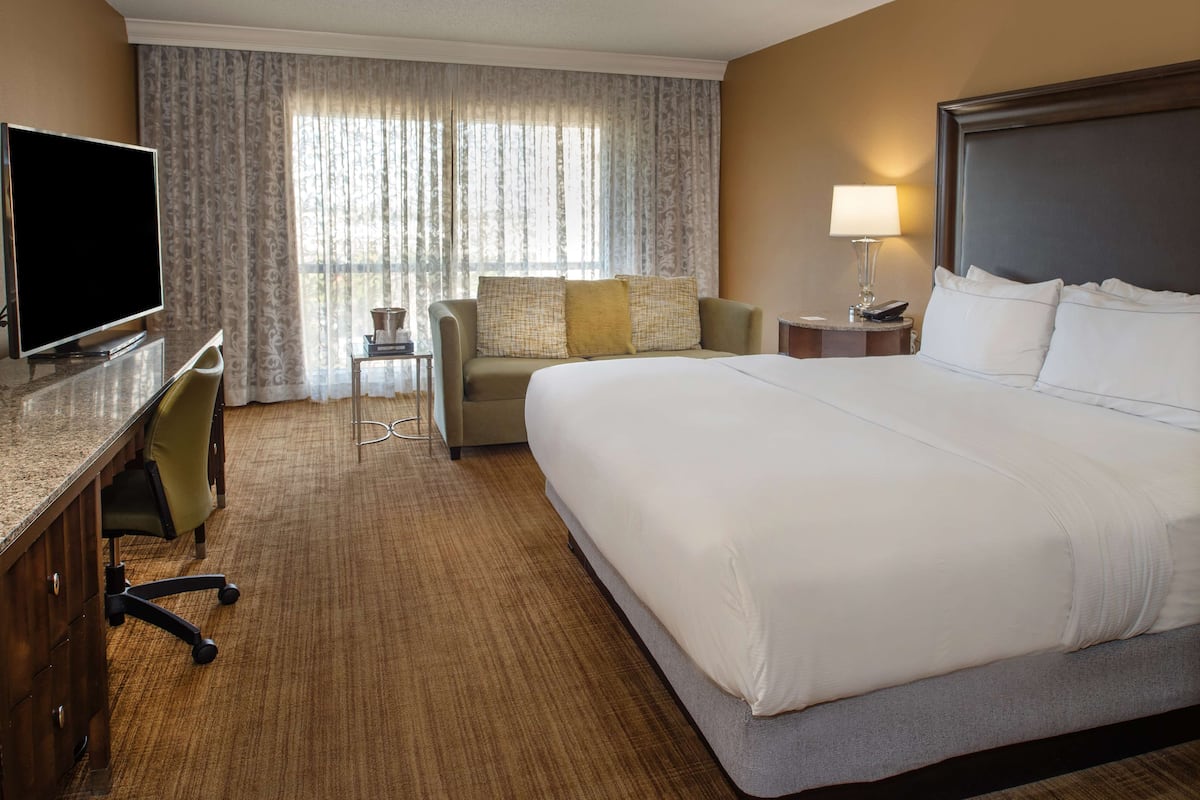 Hypo-allergenic bedding, in-room safe, desk, blackout drapes