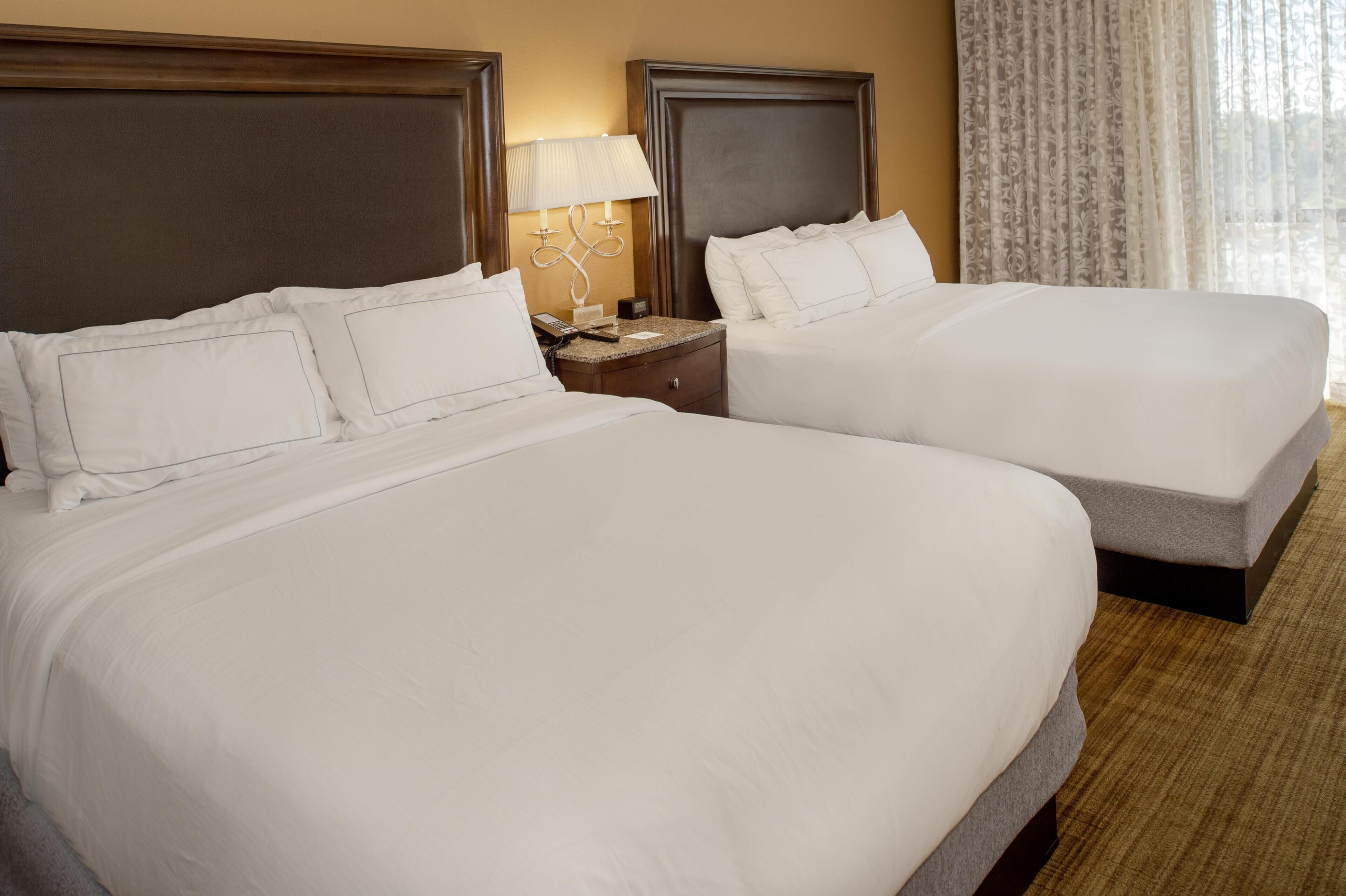 Literie hypoallergénique, coffre-fort, bureau, rideaux d’obscurcissement