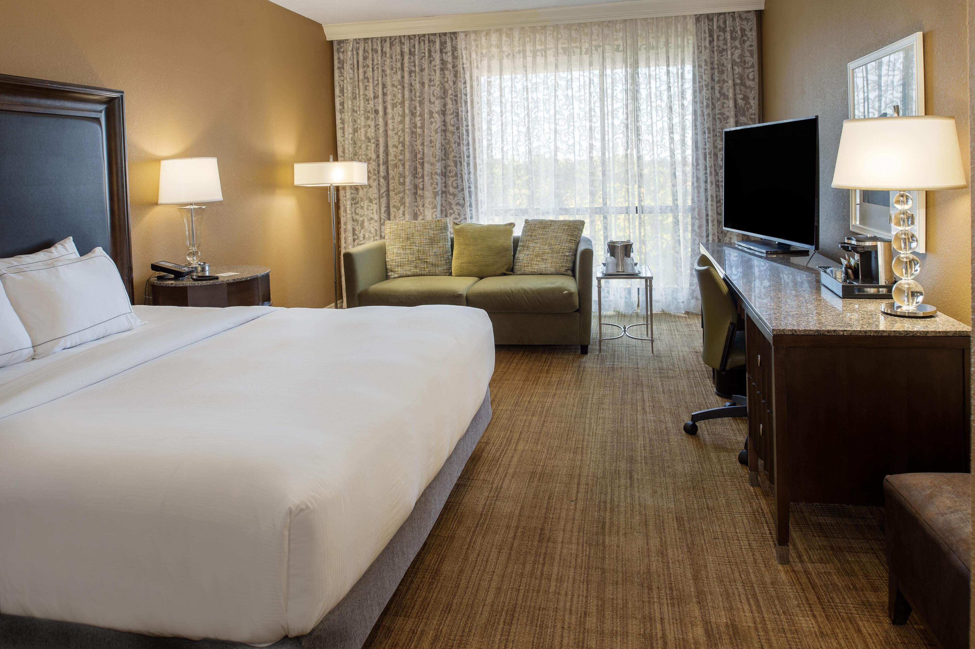 Chambre, 1 très grand lit, vue sur la cour intérieure | Literie hypoallergénique, coffre-fort, bureau, rideaux d’obscurcissement