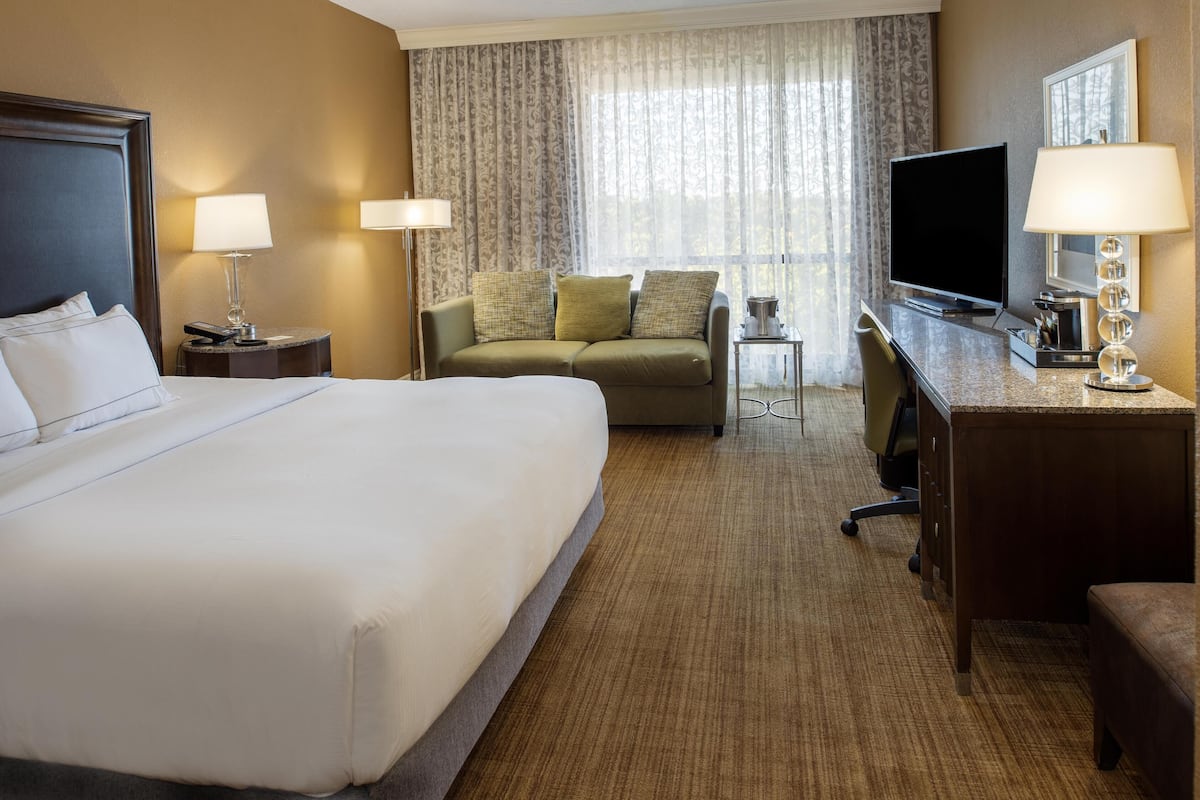 Chambre, 1 trĂšs grand lit, vue sur la cour intĂ©rieure | Literie hypoallergĂ©nique, coffre-fort, bureau, rideaux dâobscurcissement