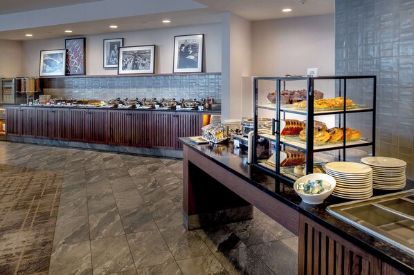 2 restaurants, breakfast, lunch, dinner served; American cuisine