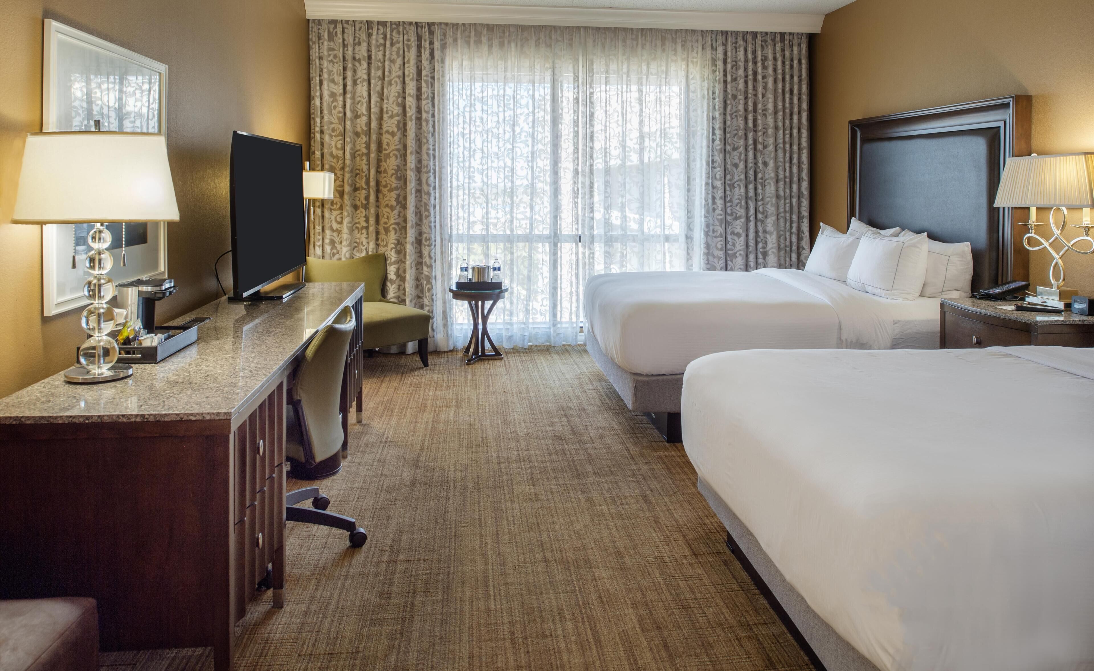 Chambre, 2 grands lits | Literie hypoallergénique, coffre-fort, bureau, rideaux d’obscurcissement