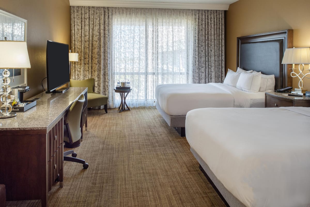 Chambre, 2 grands lits | Literie hypoallergĂ©nique, coffre-fort, bureau, rideaux dâobscurcissement