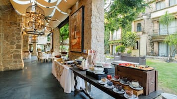 Desayuno buffet los fines de semana (USD 18 por persona)
