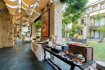 Petit déjeuner buffet servi les week-ends (18 USD par personne)