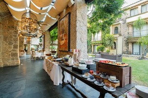 Buffet breakfast on weekends (USD 18 per person)