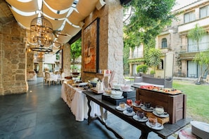 Tägliches Frühstücksbuffet (18 USD pro Person)