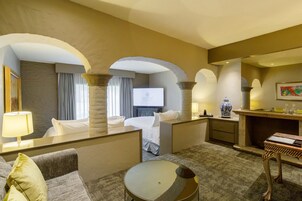 Master Suite Dos Camas | 1 bedroom, premium bedding, down comforters, minibar