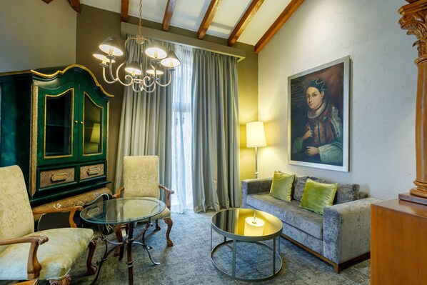 Gran Clase Suite King | Living area | 53-inch plasma TV with satellite channels, TV, pay movies