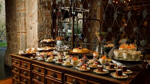 Una mesa de buffet con diversos postres y pasteles.