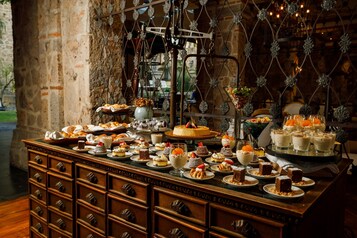 Buffet déjeuner servi les fins de semaine (18 USD par personne)