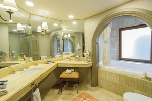 Suite Gobernador King | Premium bedding, down comforters, minibar, in-room safe