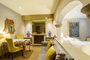 1 habitación, ropa de cama de alta calidad, cubrecamas y minibar 