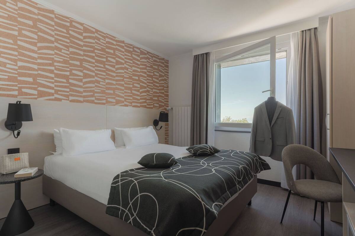 Habitación estándar doble, no fumadores, vistas parciales al lago | Ropa de cama de alta calidad, caja fuerte, escritorio