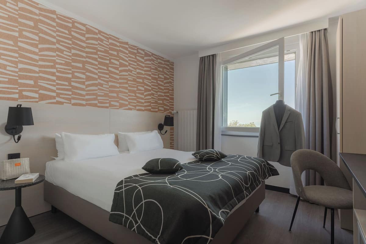 Standard Double Room, Non Smoking, Partial Lake View | Premium bedding, in-room safe, desk, laptop workspace