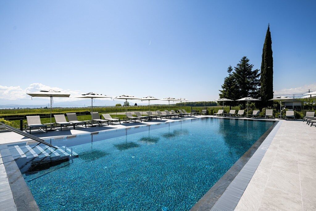 Piscine extérieure en saison, accès possible de 7 h à 21 h, parasols