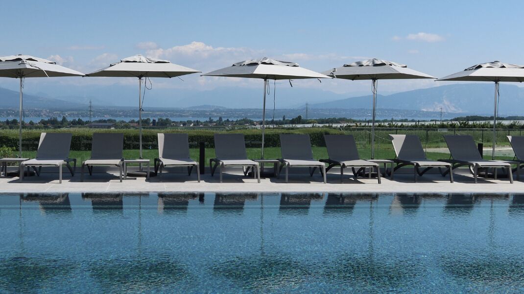 Een seizoensgebonden buitenzwembad en parasols bij het zwembad