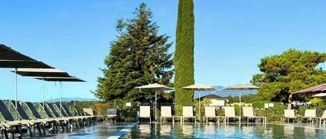 Piscine extérieure (ouverte en saison), parasols de plage