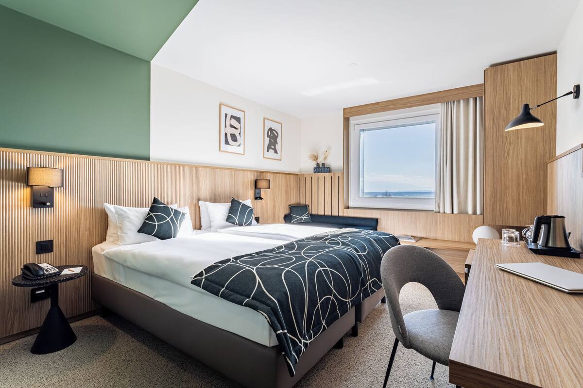 Habitación superior con 1 cama doble o 2 individuales, vistas al jardín | Ropa de cama de alta calidad, caja fuerte, escritorio