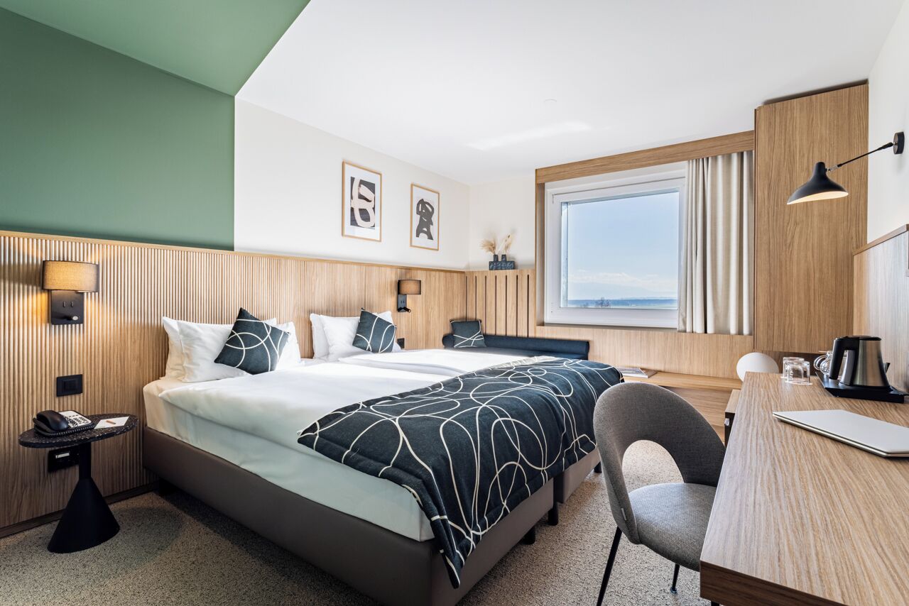 Phòng đôi hoặc 2 giường đơn Superior | Két bảo mật tại phòng, bàn, khu vực làm việc phù hợp cho laptop 