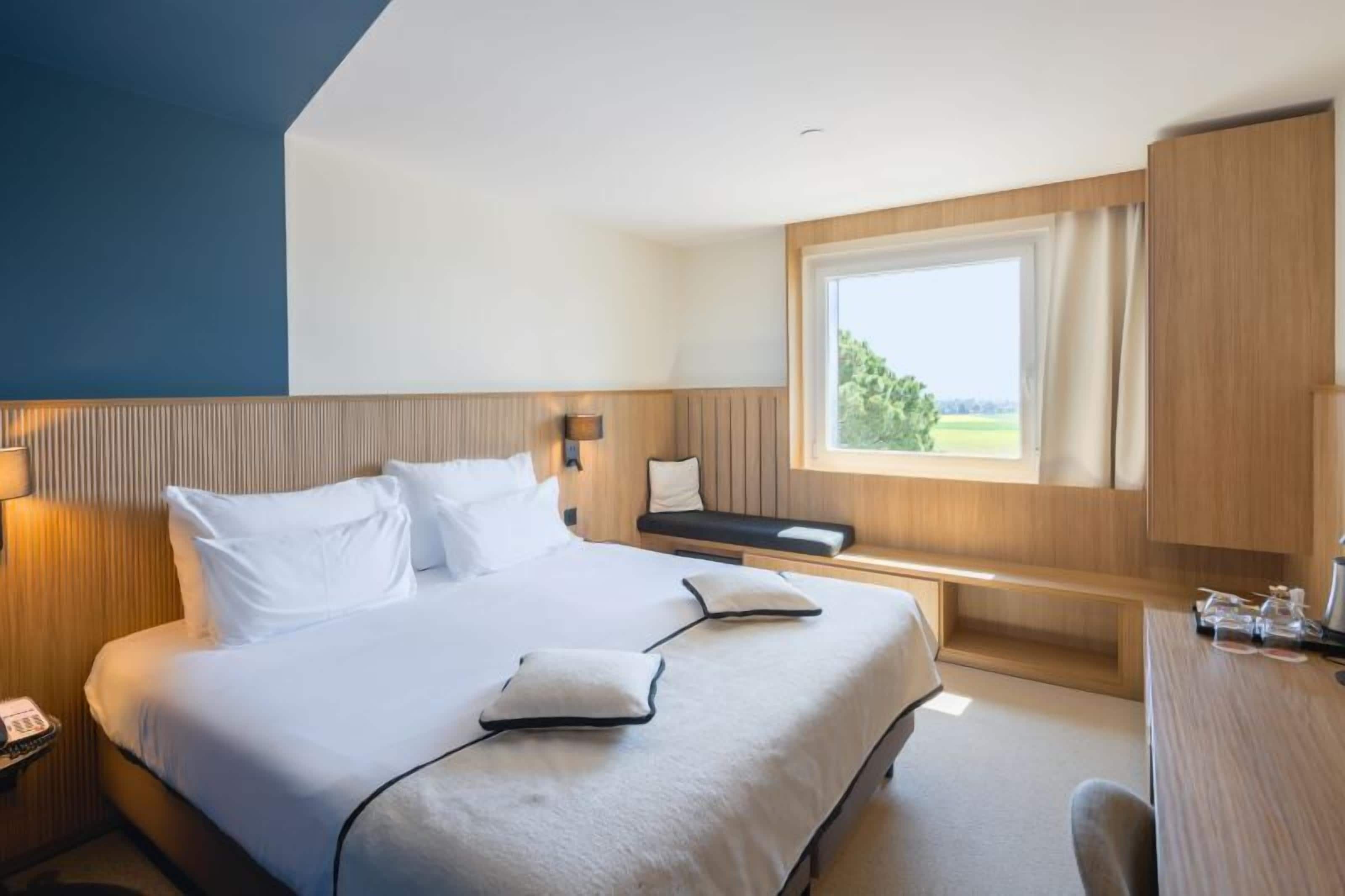 슈피리어 더블룸 또는 트윈룸 | 욕실 | 무료 세면용품, 헤어드라이어, 타월