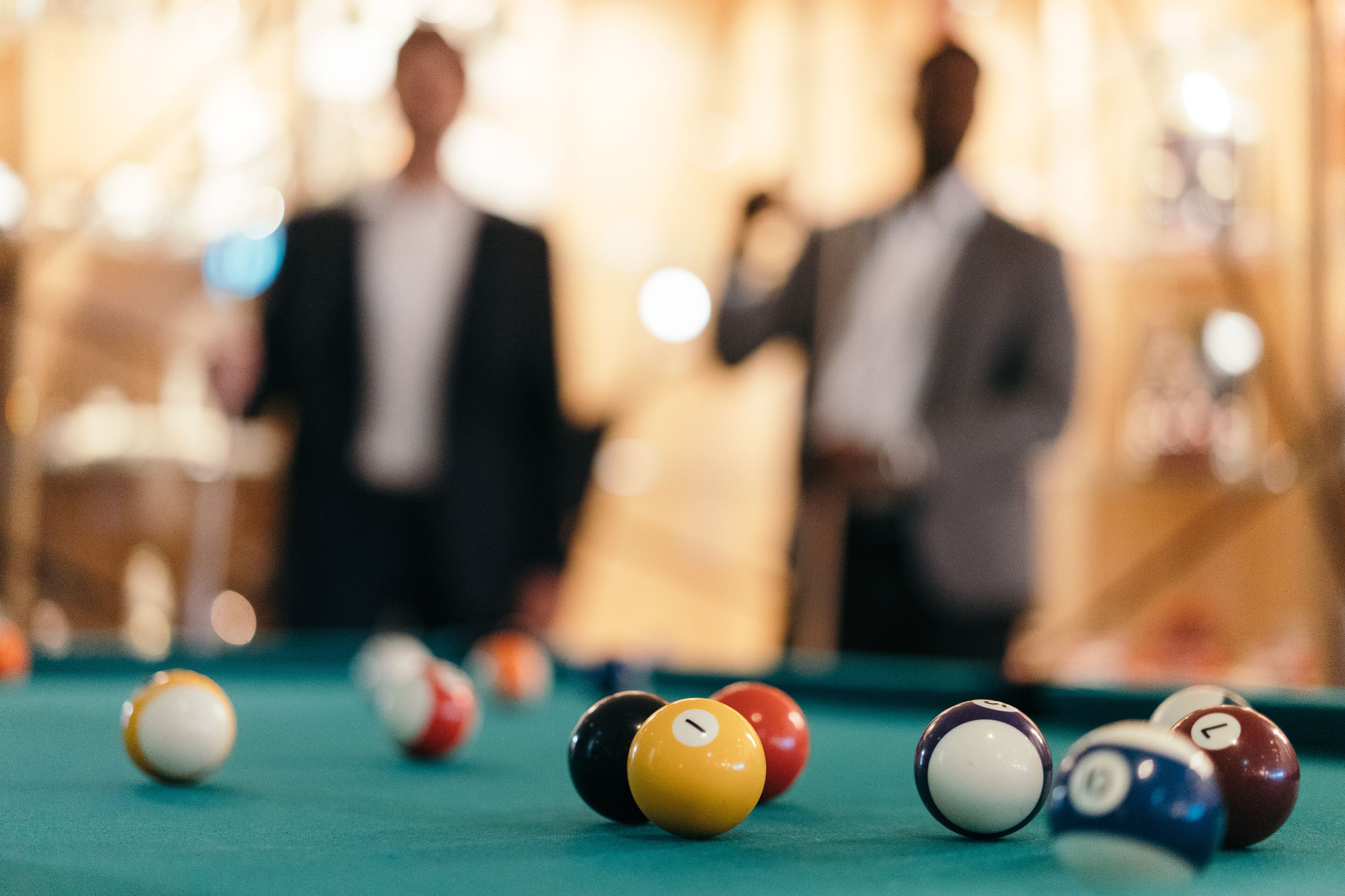 Ein Billardtisch mit Billardkugeln und einer grünen Spielunterlage.