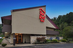 Unclassified image, 2 of 20, button - Red Roof Inn Charleston West - Hurricane, WV (Hurricane)
