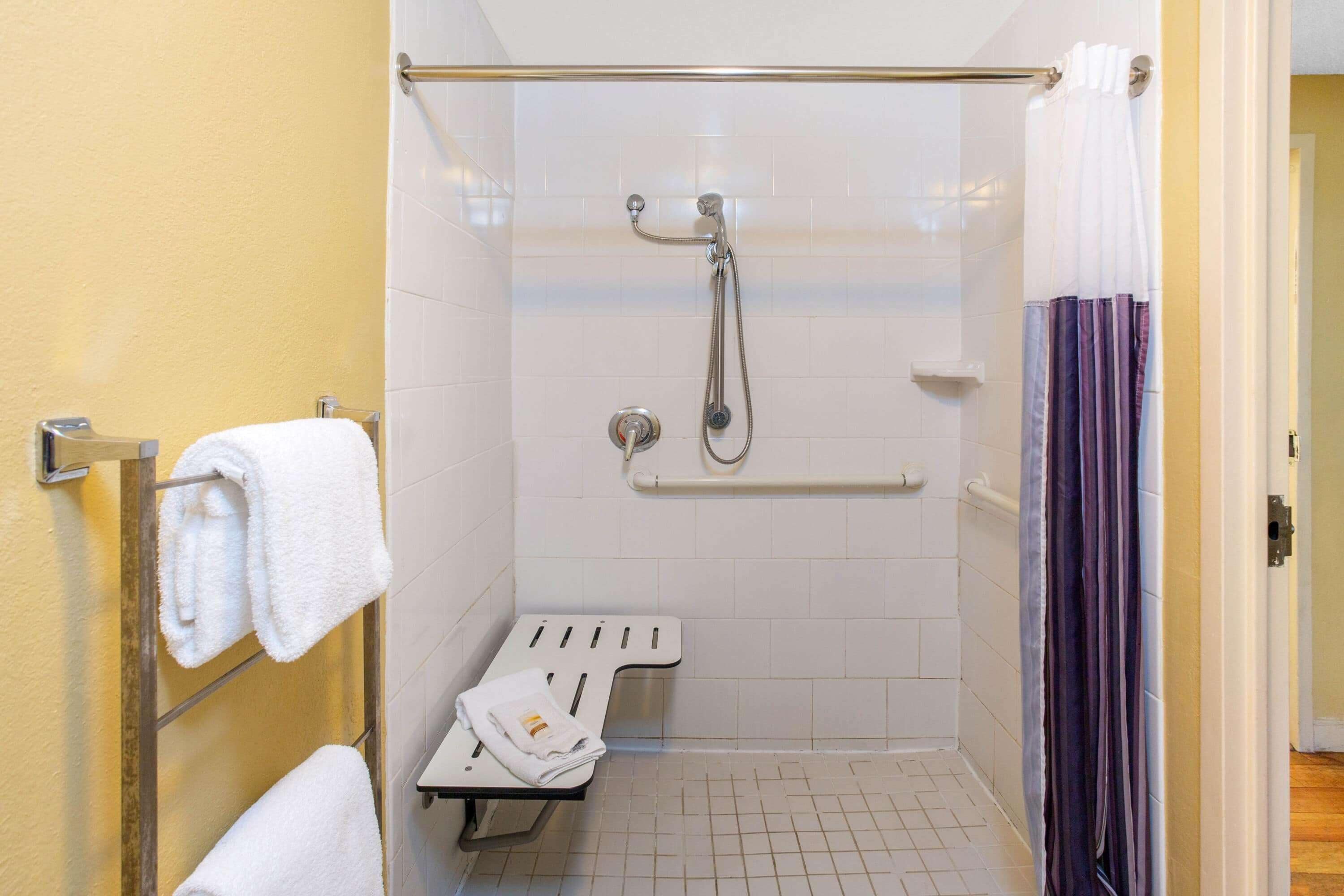 Photo - La Quinta Inn & Suites by Wyndham Sarasota Downtown