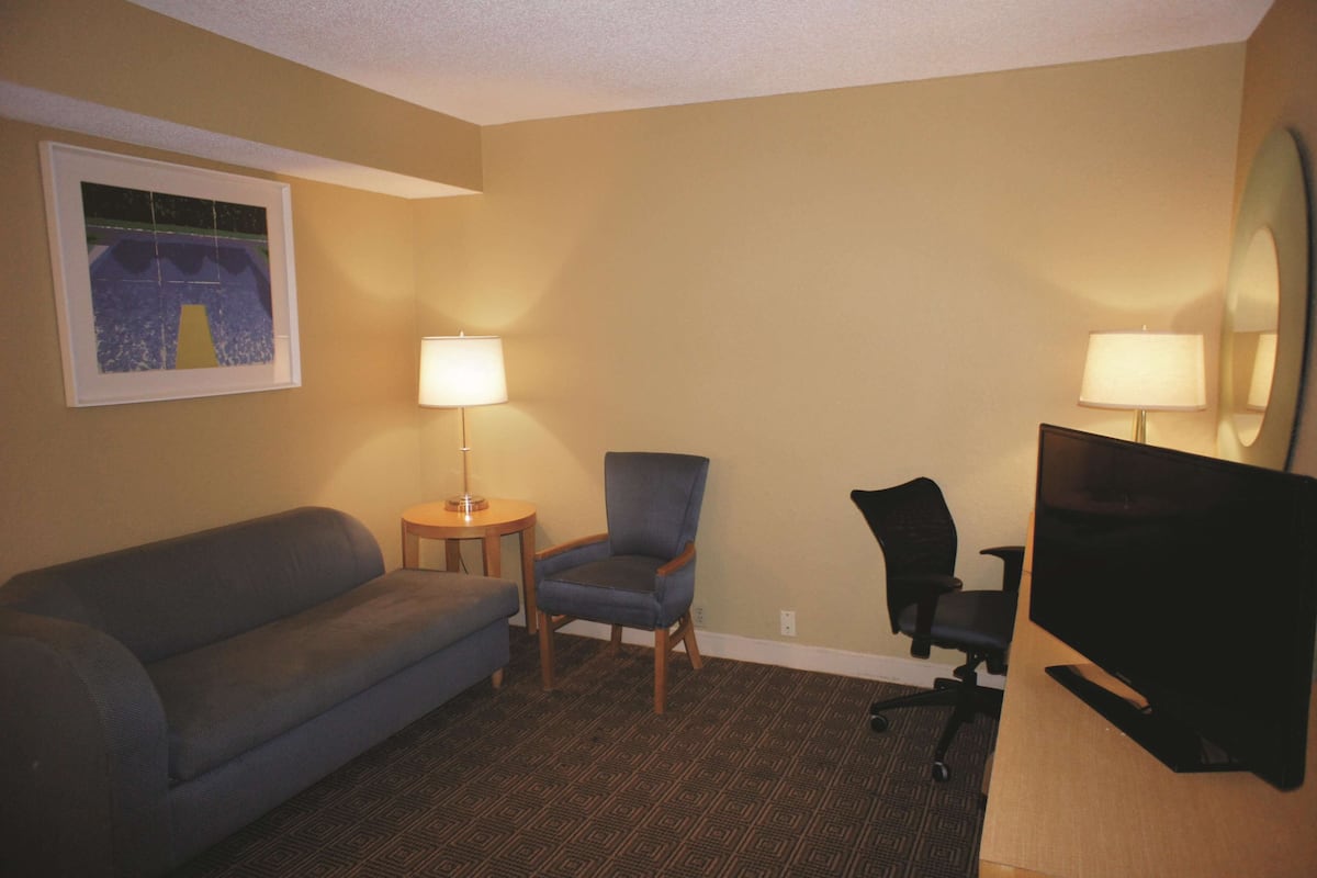 Studio Suite, 1 King Bed, Non Smoking | Premium bedding, desk, iron/ironing board, free cribs/infant beds