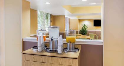 La Quinta Inn & Suites by Wyndham Sarasota Downtown