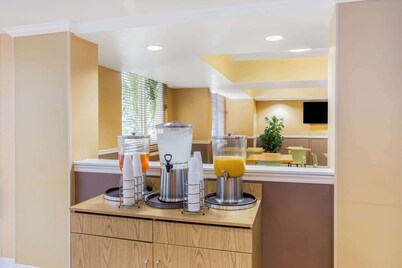 La Quinta Inn & Suites by Wyndham Sarasota Downtown