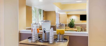 La Quinta Inn & Suites by Wyndham Sarasota Downtown