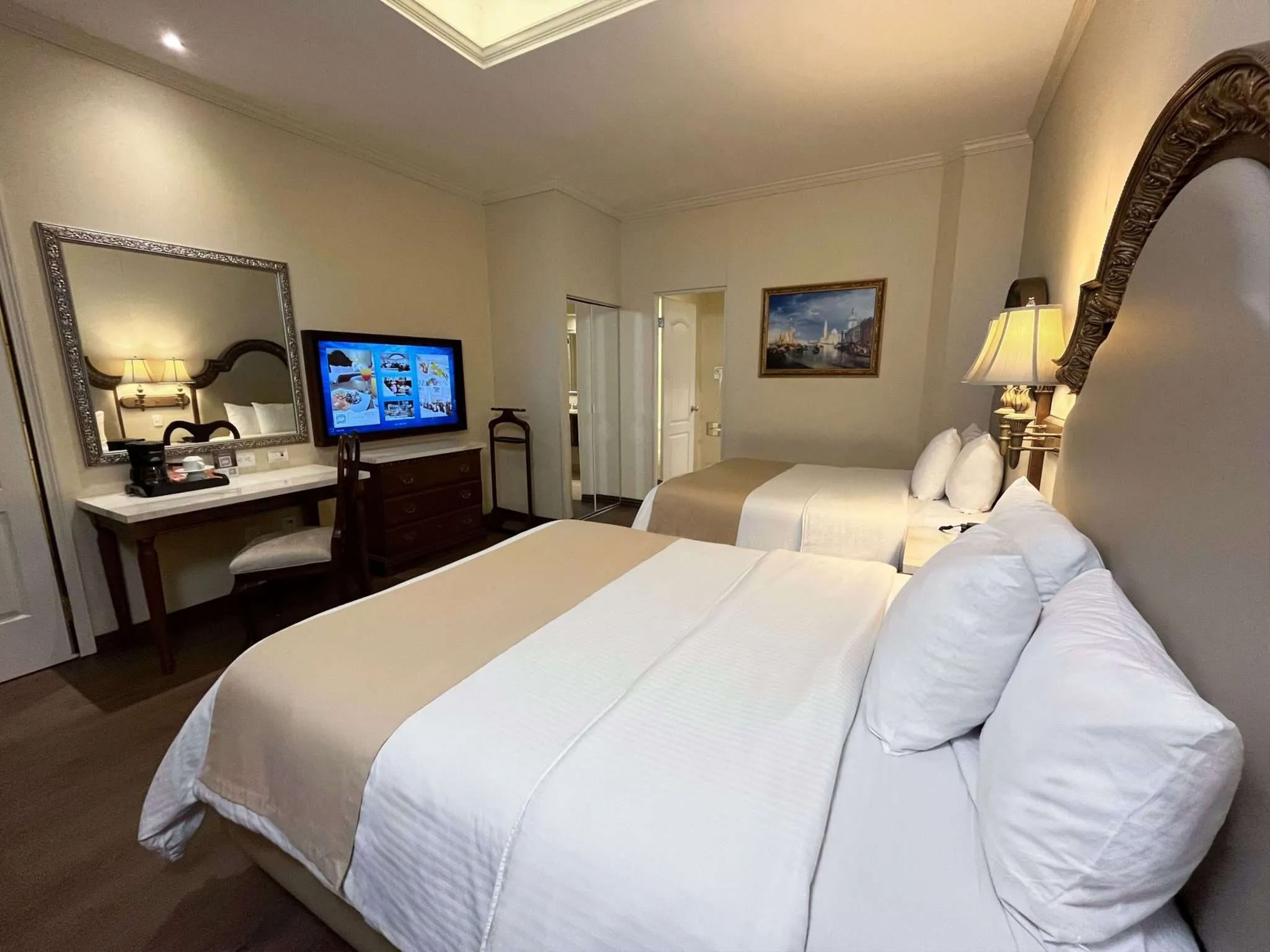 Royal-Zimmer, 2 Queen-Betten | Hochwertige Bettwaren, Daunenbettdecken, Pillowtop-Betten, Zimmersafe