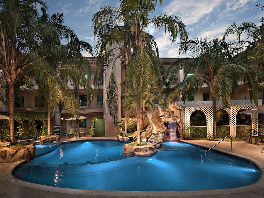 Kolam renang outdoor, dengan kursi berjemur