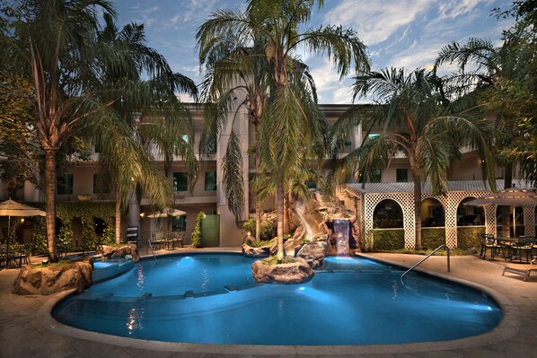 Outdoor pool, sun loungers