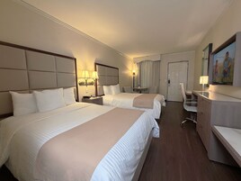Habitación superior, 2 camas dobles, no fumadores, vistas al jardín | Ropa de cama de alta calidad y edredones de plumas