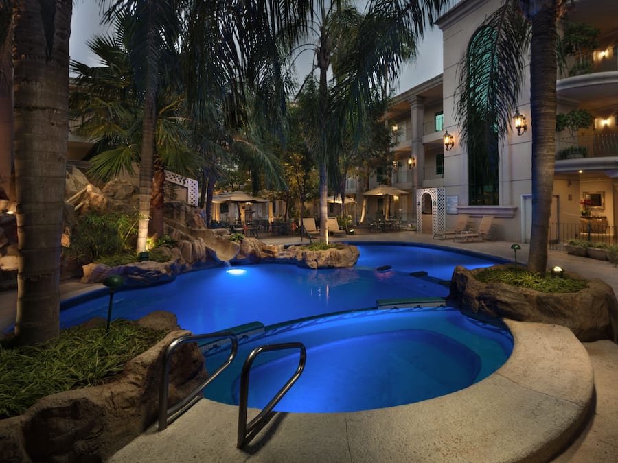 Una piscina al aire libre, tumbonas