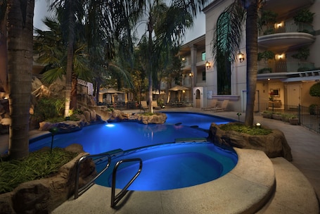 Una piscina al aire libre, sillones reclinables de piscina. Safi Royal Luxury Centro